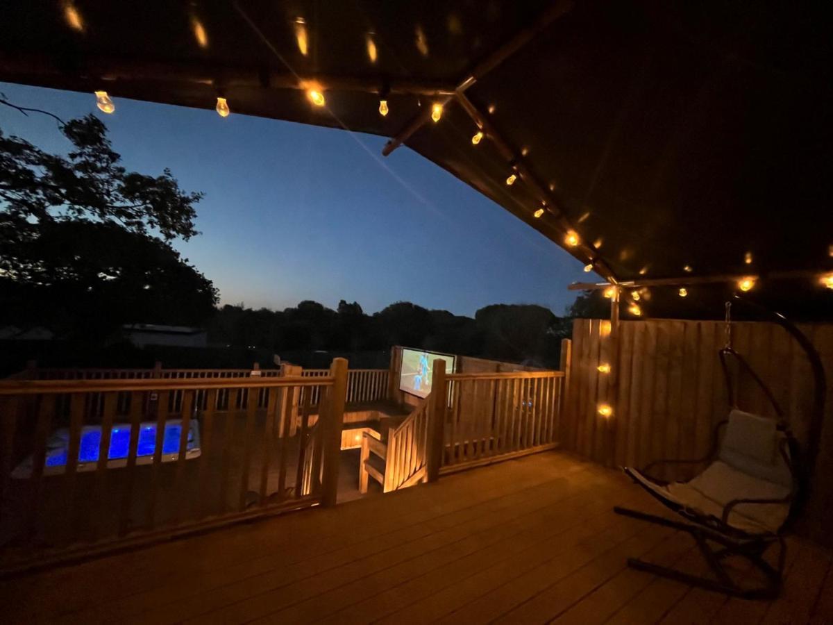 Aladdin Safari Tent Тенби Экстерьер фото