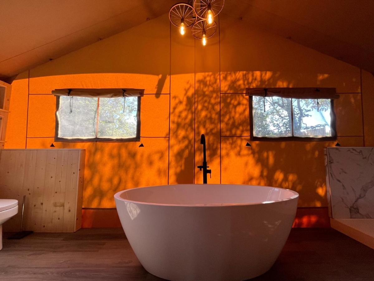 Aladdin Safari Tent Тенби Экстерьер фото