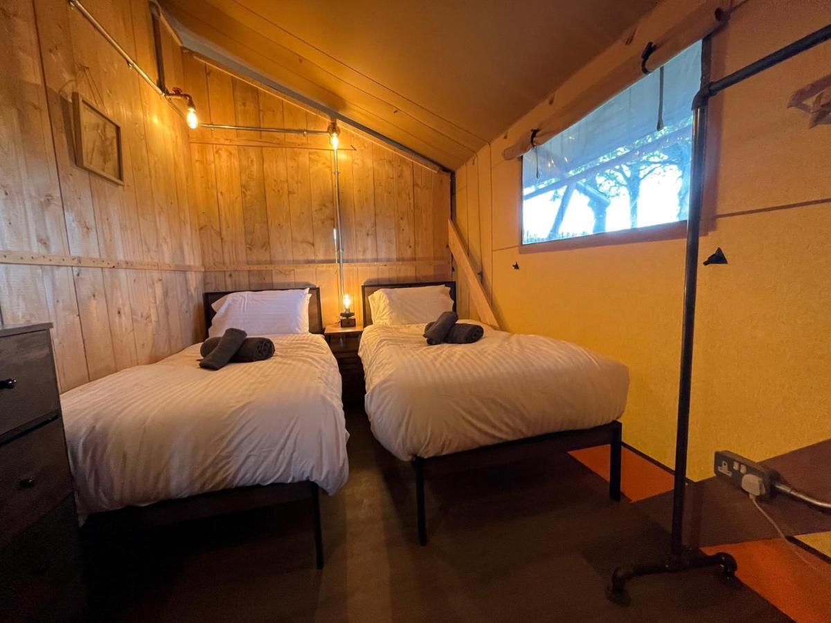 Aladdin Safari Tent Тенби Экстерьер фото